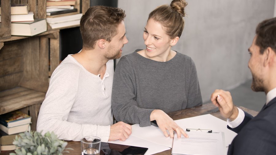 Stavebné sporenie Finančný poradca v rozhovore s mladým párom