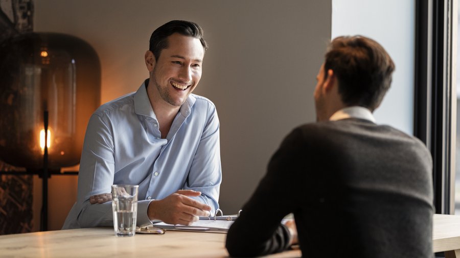 Na kúpu bývania sú však potrebné aj vlastné úspory Finančný poradca v rozhovore so zákazníkom