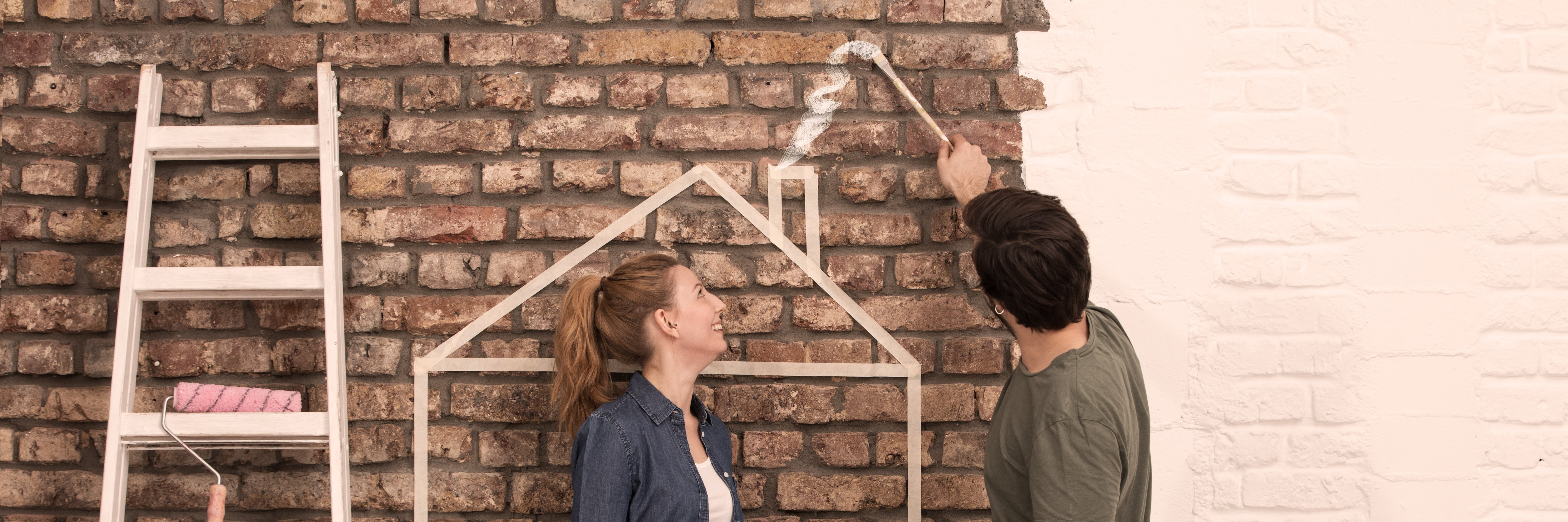 Pár sa baví pri renovácii domu Pár sa baví pri renovácii domu