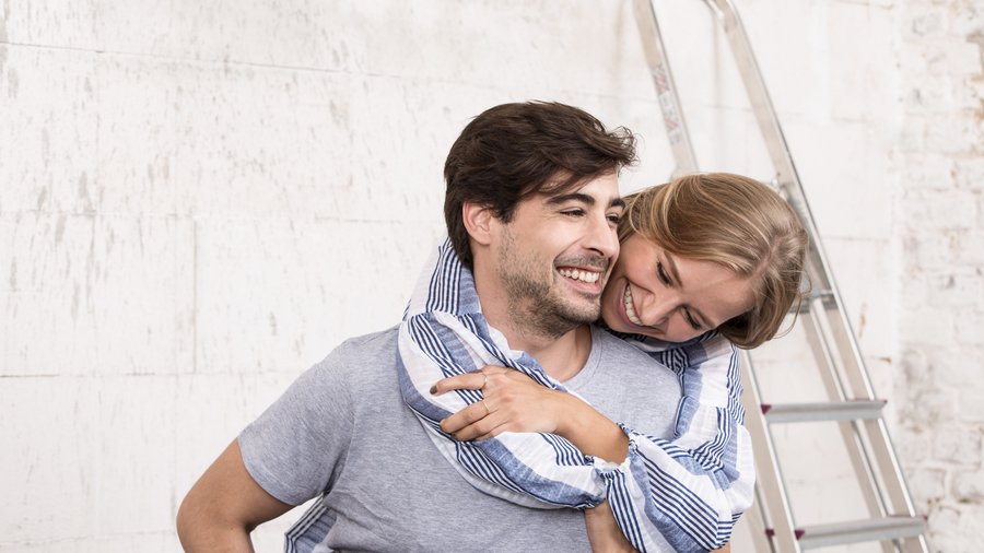 Hypotéka pre mladých ponúka uplatnenie daňového bonusu pre osoby do 35 rokov Pár sa baví pri renovácii domu