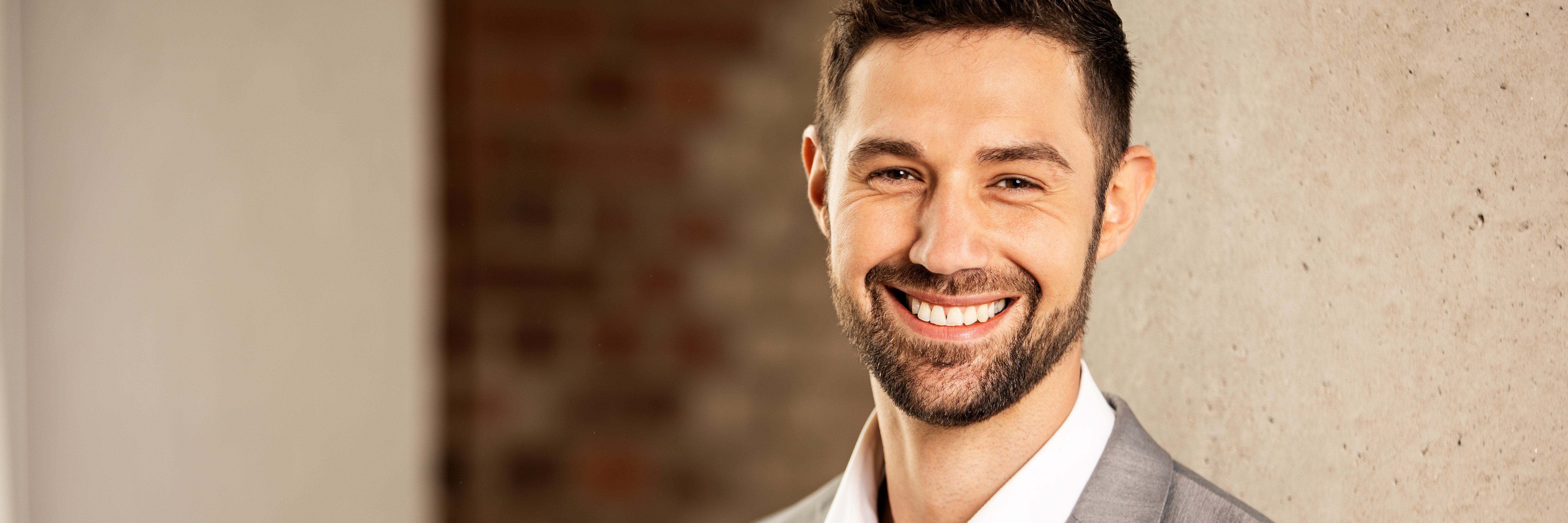 Finančný poradca sa usmieva do kamery Finančný poradca sa usmieva do kamery