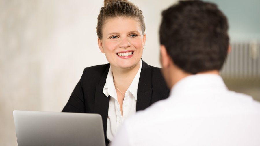 Finančná poradkyňa v rozhovore so zákazníkom Finančná poradkyňa v rozhovore so zákazníkom