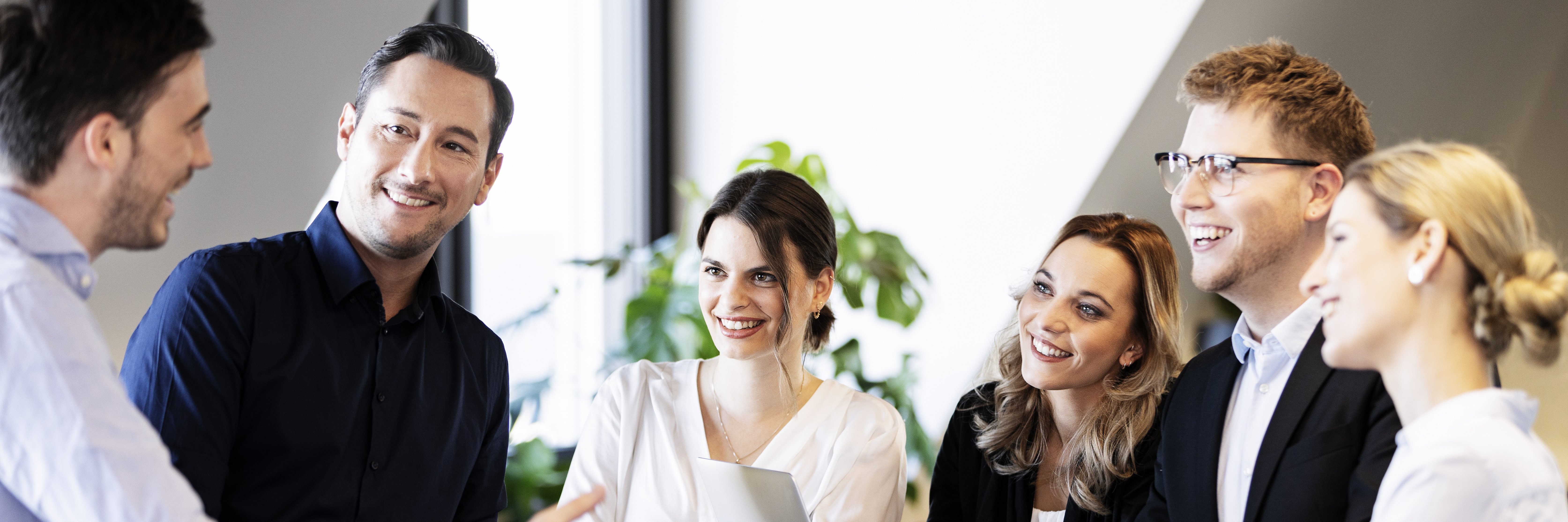 Splniť si svoje sny – to je na nezaplatenie. Ak nás má kto podporiť, o to lepšie. Niekoľko ľudí v business oblečení sa živú diskusiu.