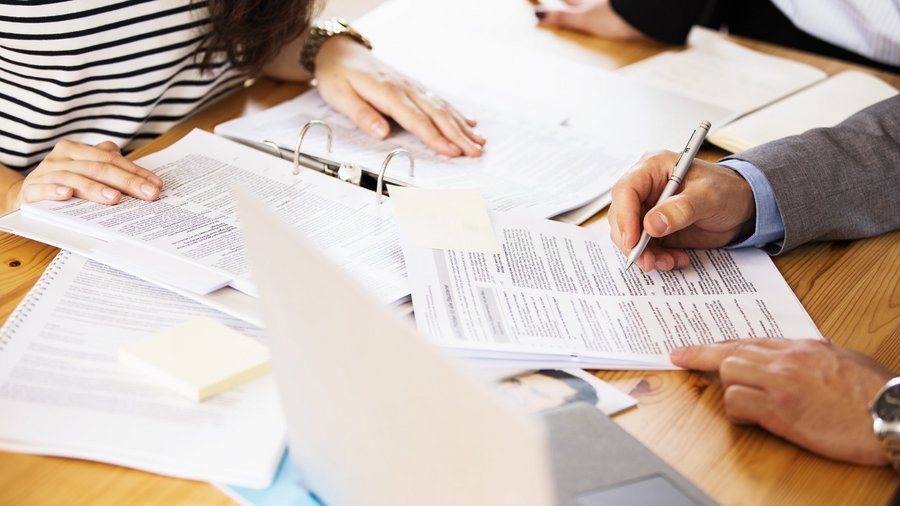 Poistné riziko Detailný záber viacerých ľudí, ktorí spolupracujú v kancelárii pri stole