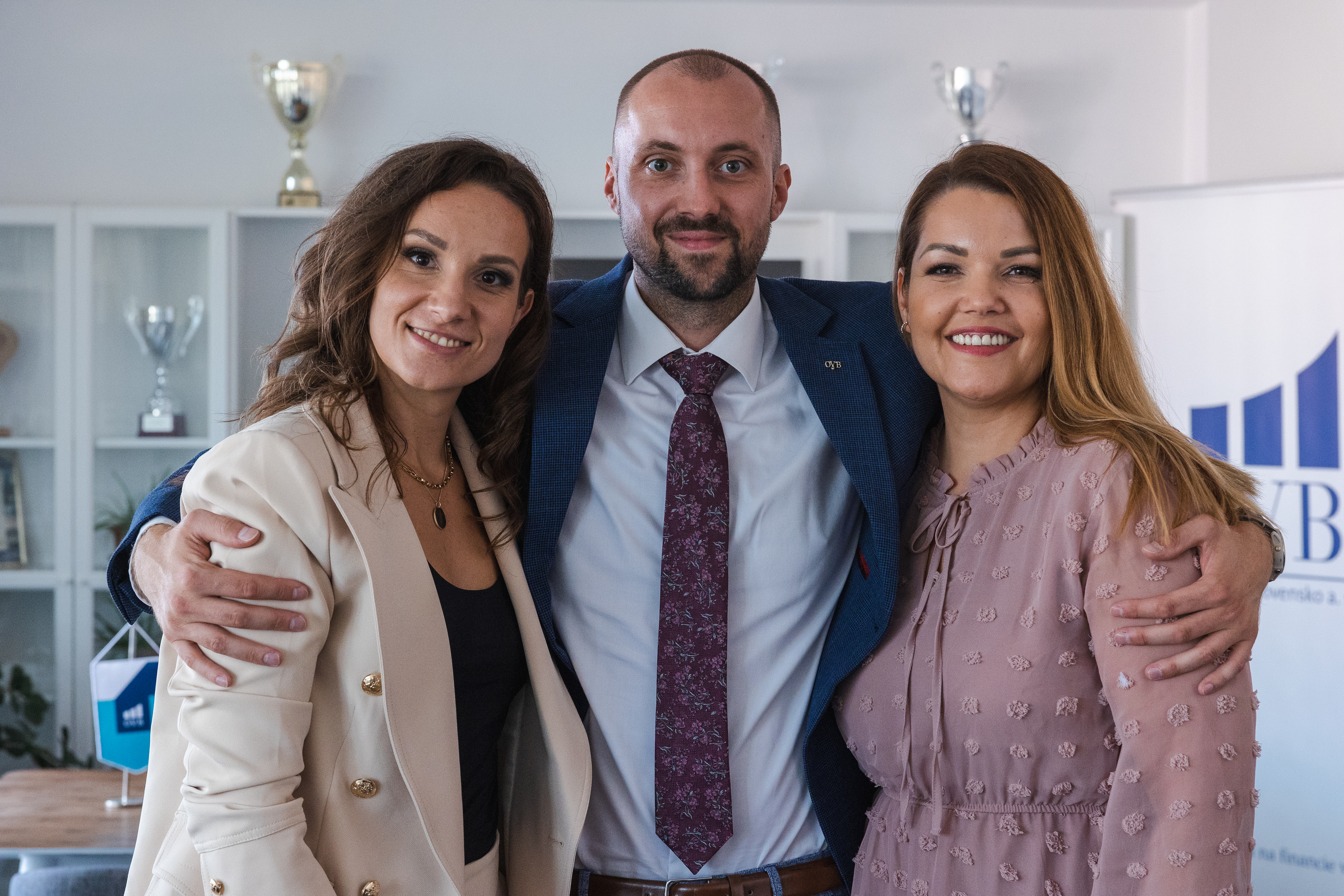 Tímová fotografia s úsmevom a trofejami