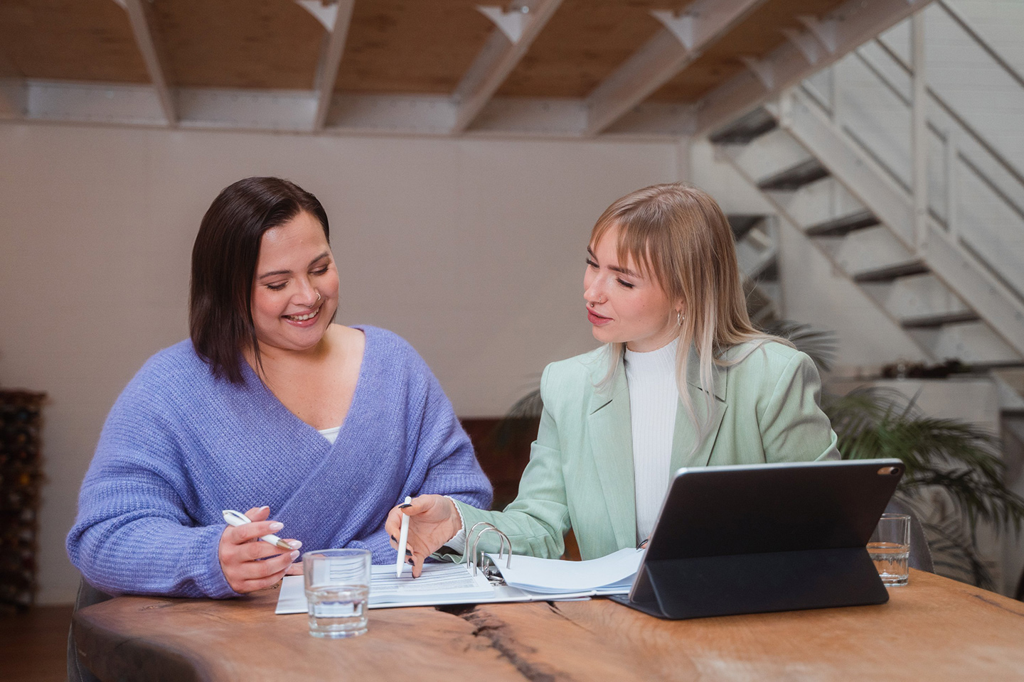 Naši klienti sú v centre záujmu Finančná poradkyňa v rozhovore so zákazníčkou