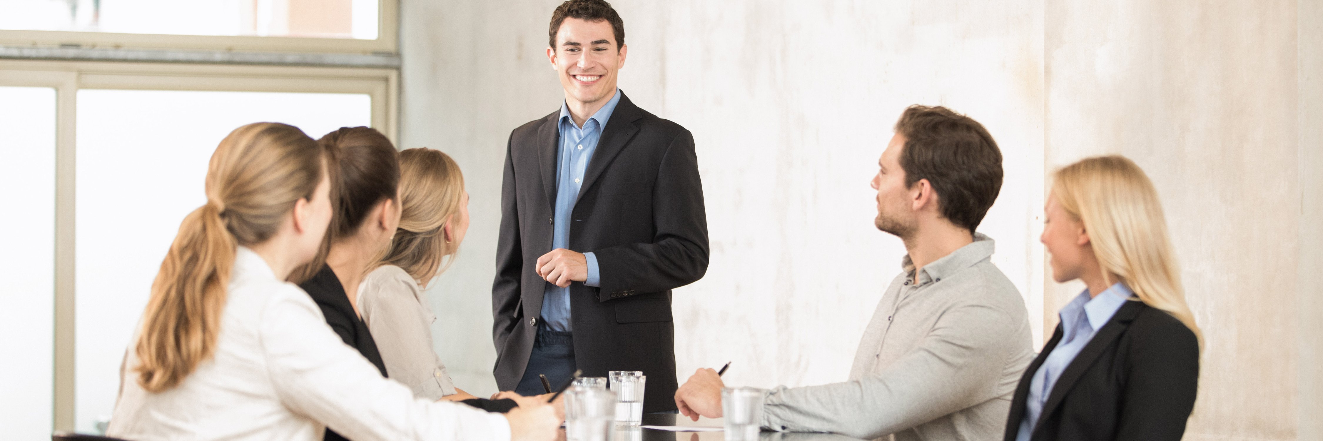 Investovanie Finančný poradca prednáša pred klientmi