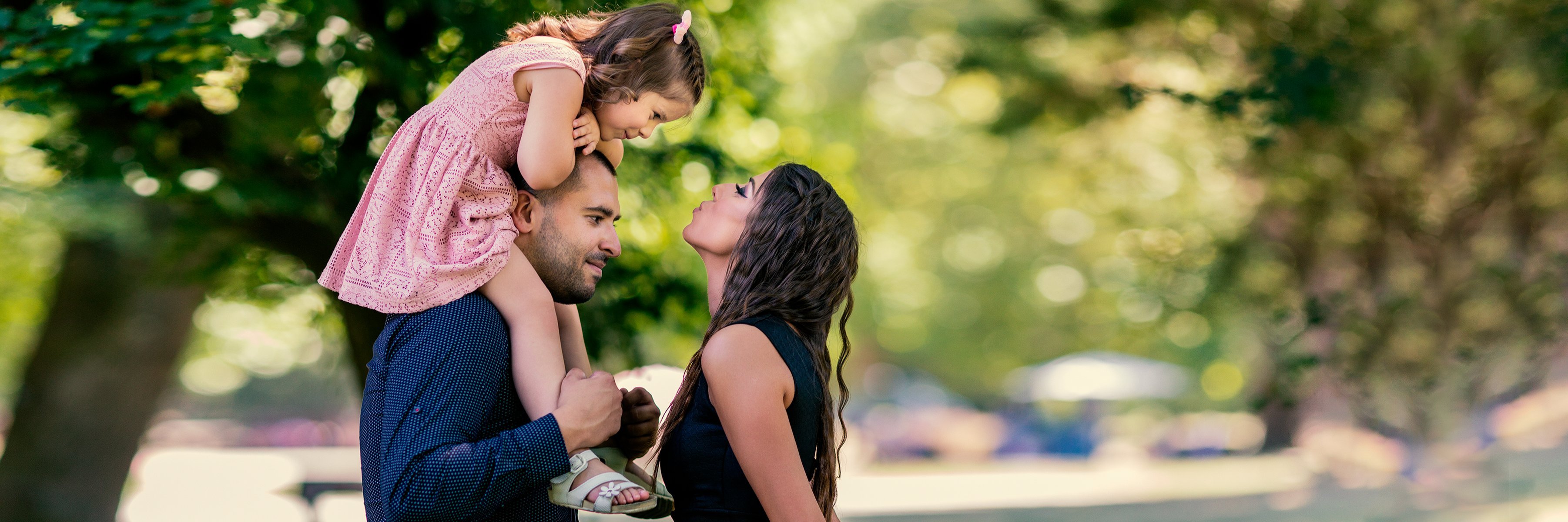 Mladá rodina s dieťaťom v parku Mladá rodina s dieťaťom v parku