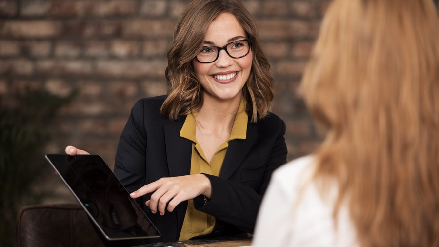 Finančný plán a optimálne riešenie Finančná poradkyňa v rozhovore so zákazníčkou