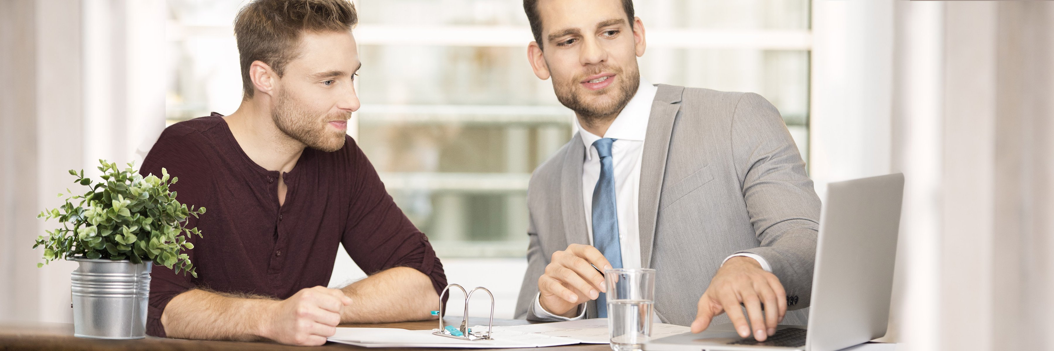 Finančný poradca v rozhovore so zákazníkom Finančný poradca v rozhovore so zákazníkom