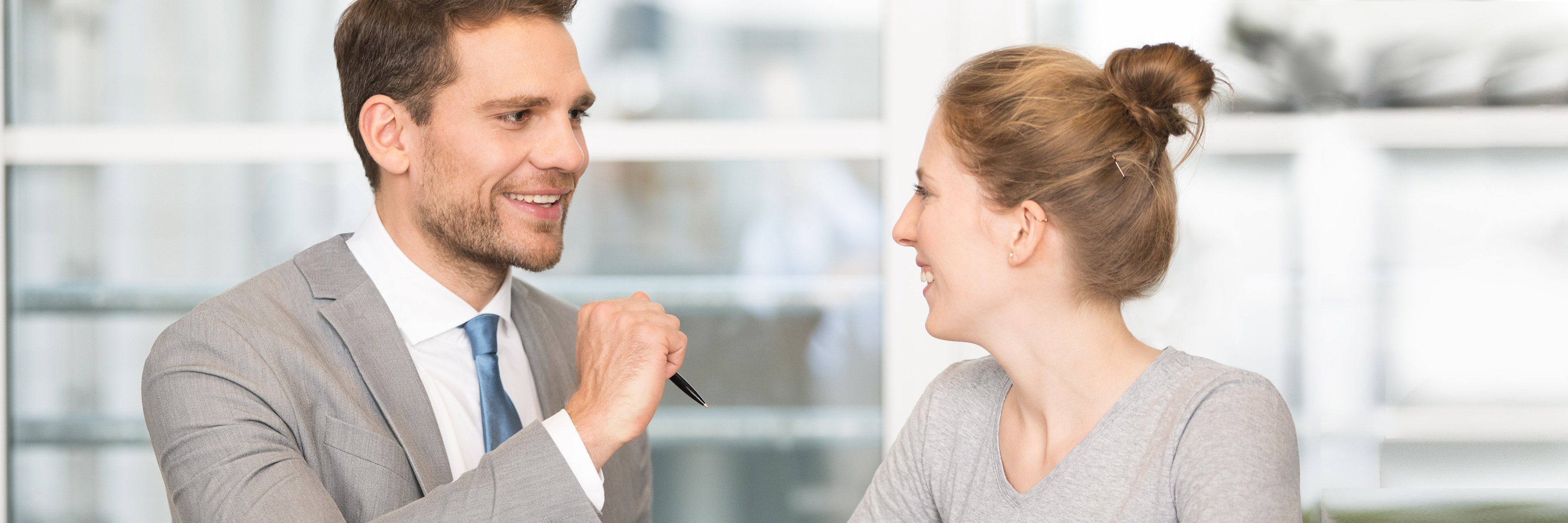 Finančný poradca v rozhovore so zákazníčkou Finančný poradca v rozhovore so zákazníčkou