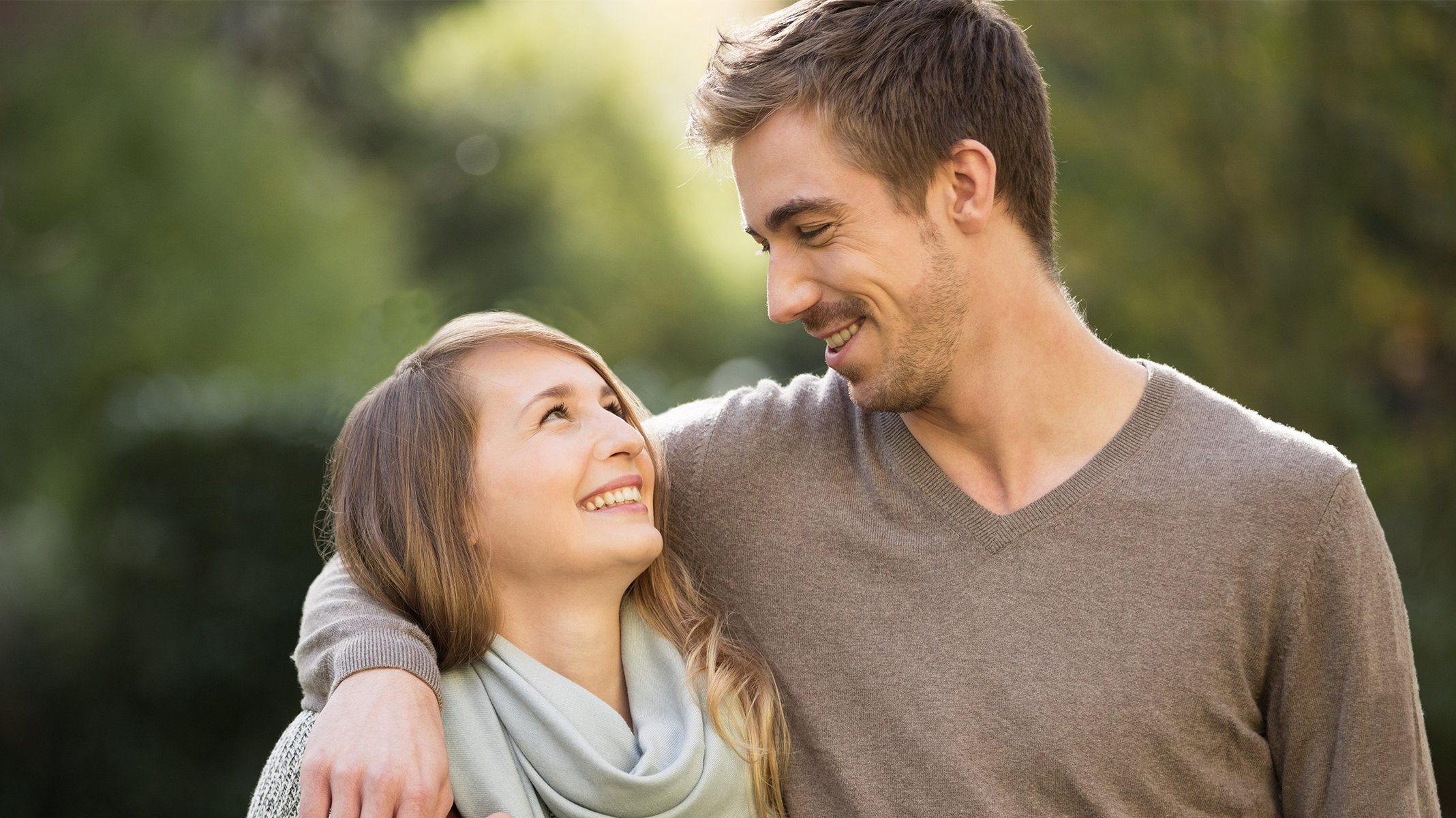Mladý pár sa veselo usmieva a objímá sa. Mladý pár sa veselo usmieva a objímá sa.
