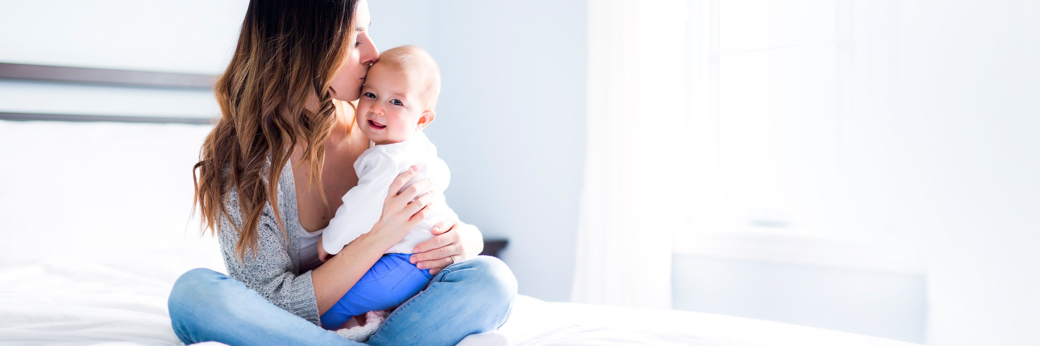 Mladá žena so svojím dieťaťom Mladá žena so svojím dieťaťom