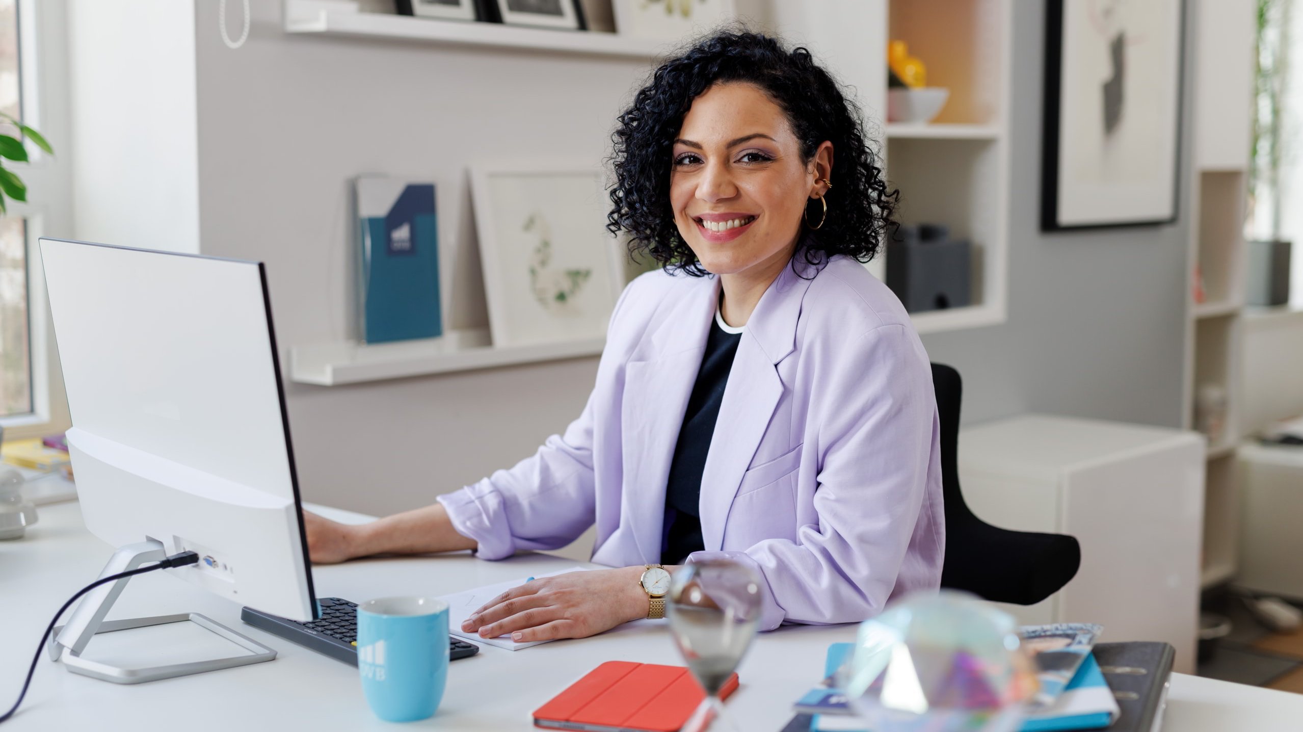 Finančná poradkyňa sa usmieva do kamery Finančná poradkyňa sa usmieva do kamery