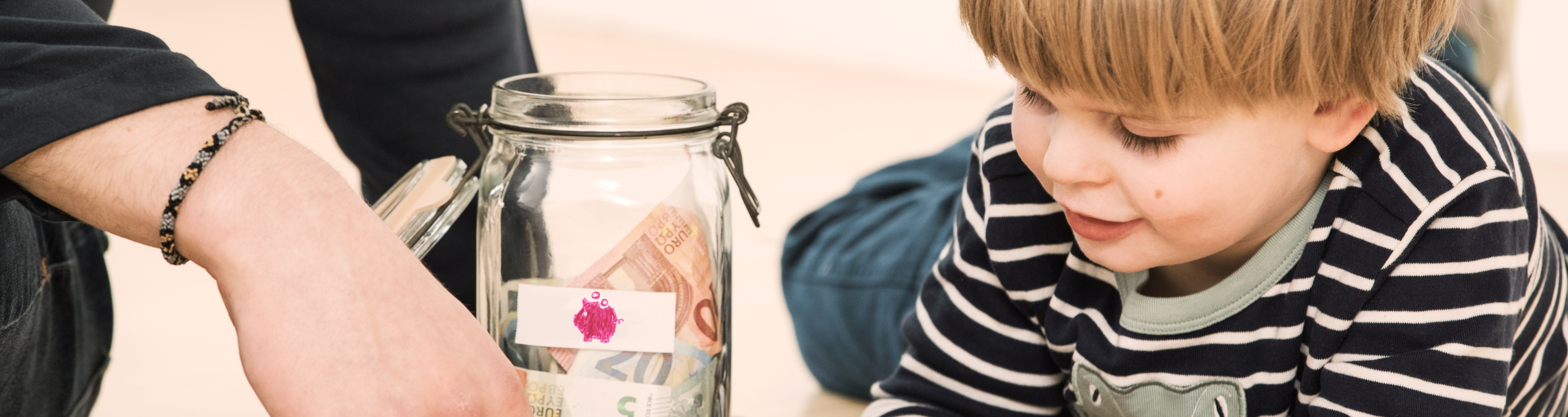 Detailný záber chlapca s pokladničkou Detailný záber chlapca s pokladničkou