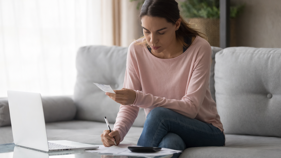 Revízia rozpočtu - kontrola účtov Kontrola mesačných účtov a zapisovanie položiek pri úprave rodinného rozpočtu.