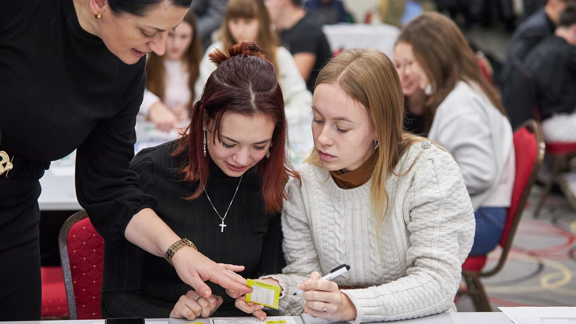 OVB Finančná gramotnosť hrou Lektorka učí študentky