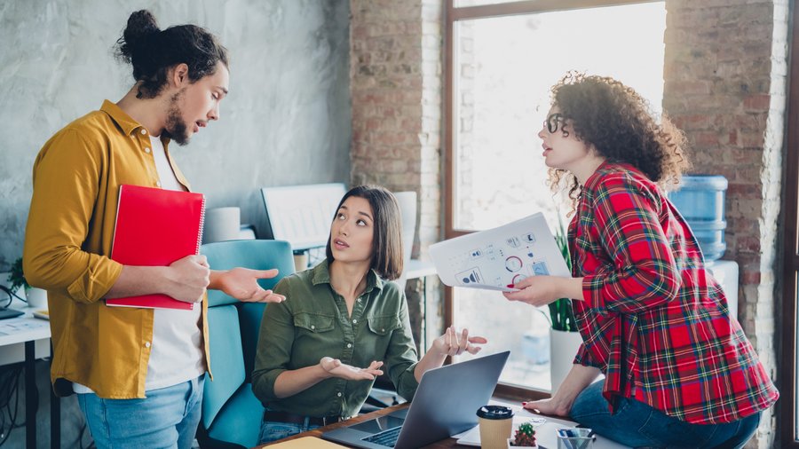studenti-diskutuju-o-chybach-pri-investovani-a-pozickach studenti-diskutuju-o-chybach-pri-investovani-a-pozickach