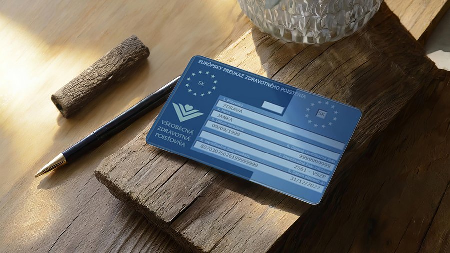 Európsky preukaz zdravotného poistenia nestačí na všetky situácie v zahraničí Európsky preukaz zdravotného poistenia položený na stole ako symbol základného zdravotného krytia počas cestovania v zahraničí.