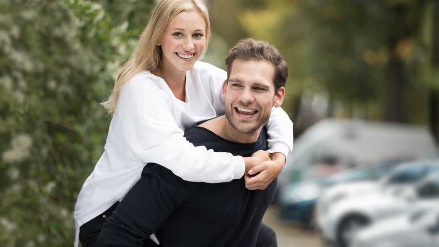 Všetky financie pod jednou strechou Muž s úsmevom nesie ženu na chrbte