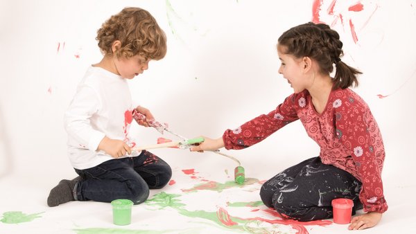 Naše služby Dve deti sa hrajú a maľujú farbami