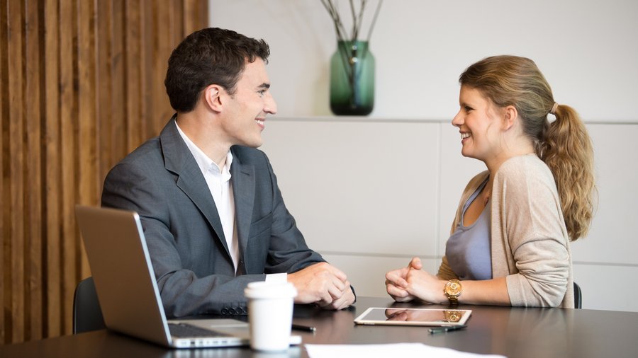 Finančné sprostredkovanie s budúcnosťou Finančný poradca v rozhovore so zákazníčkou