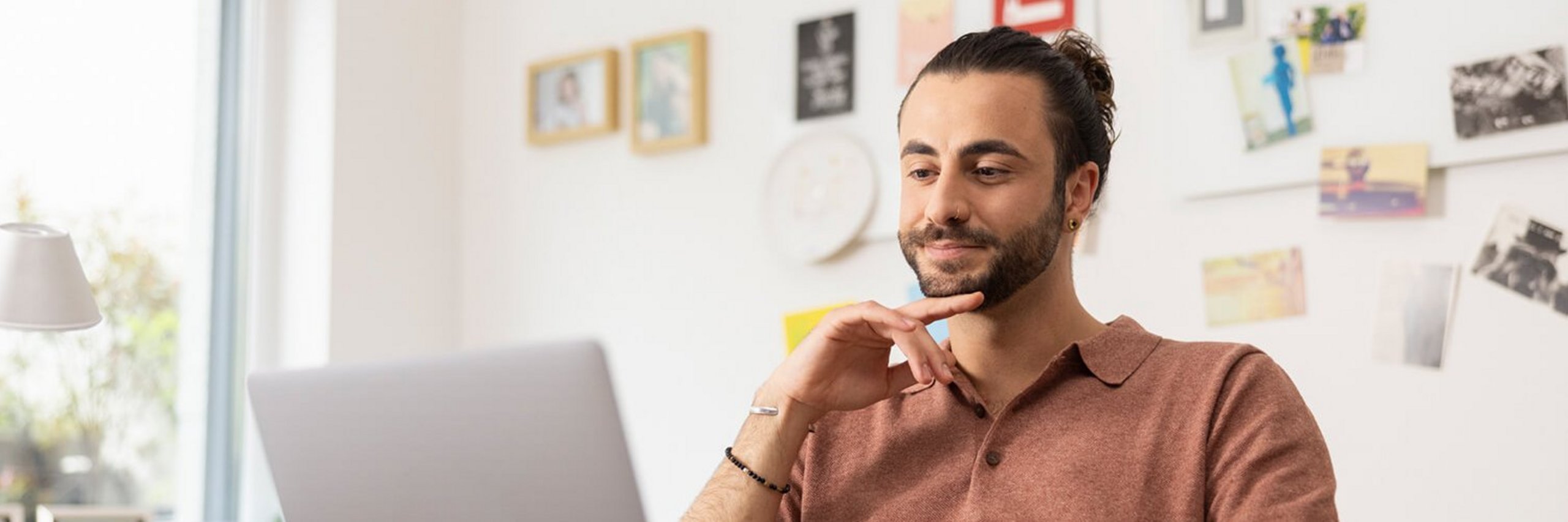 Muž sa pozerá na notebook, aby získal informácie